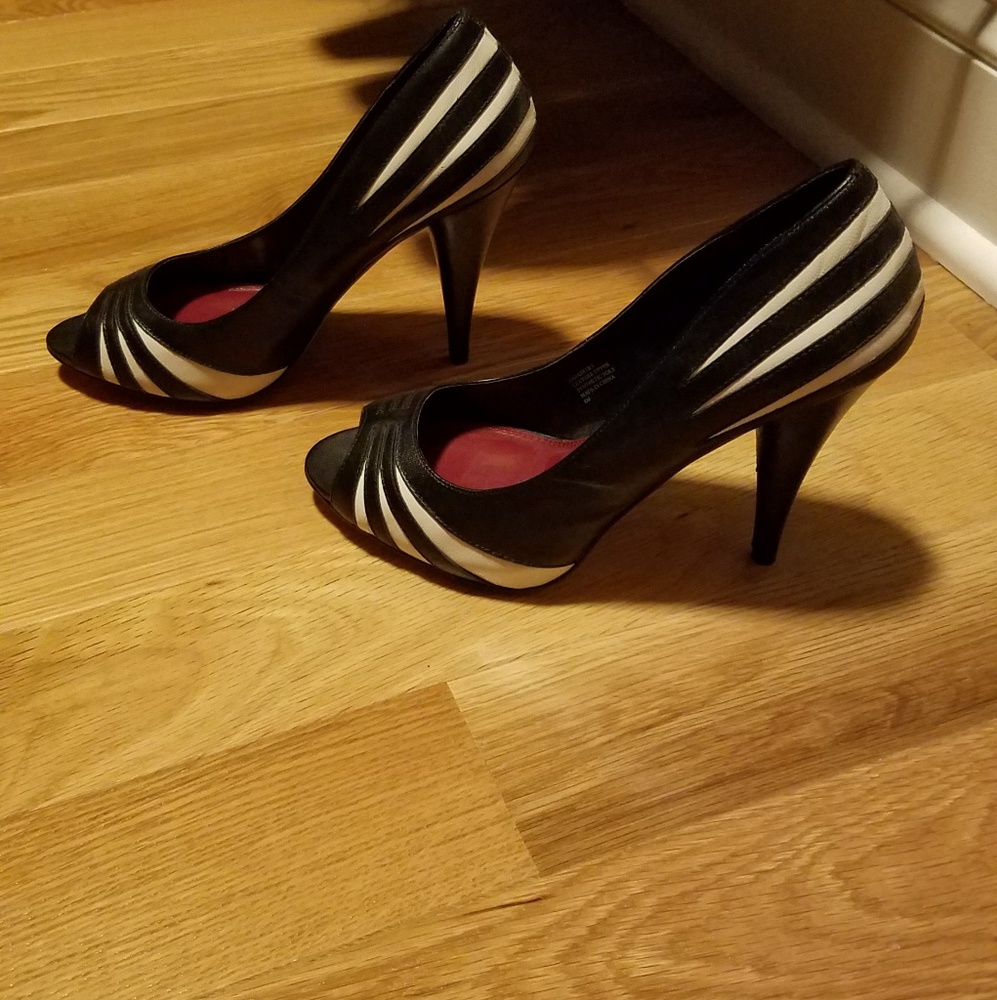 Stunning pair of peep toe pumps!